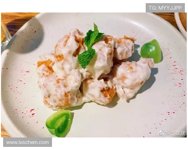 足球明星挑战榴莲美食大作战引发热议视频曝光网友纷纷围观评论精彩不断